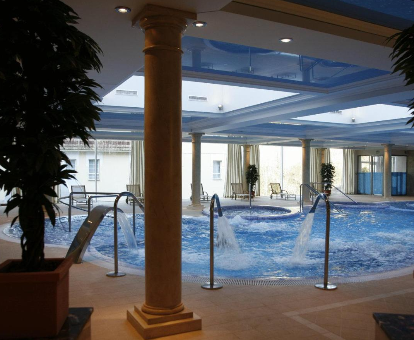 Foto de la piscina cubierta con chorros de agua y la bañera de hidromasaje
