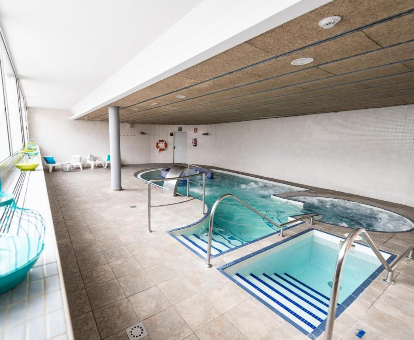 Foto de la piscina dinamica y la bañera de hidromasaje en el spa