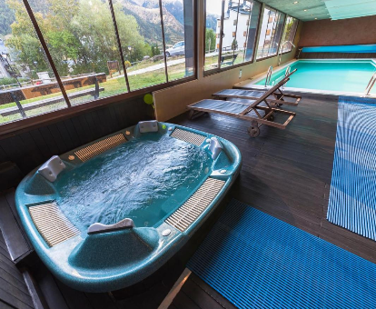 Foto del spa con el jacuzzi y la piscina cubierta